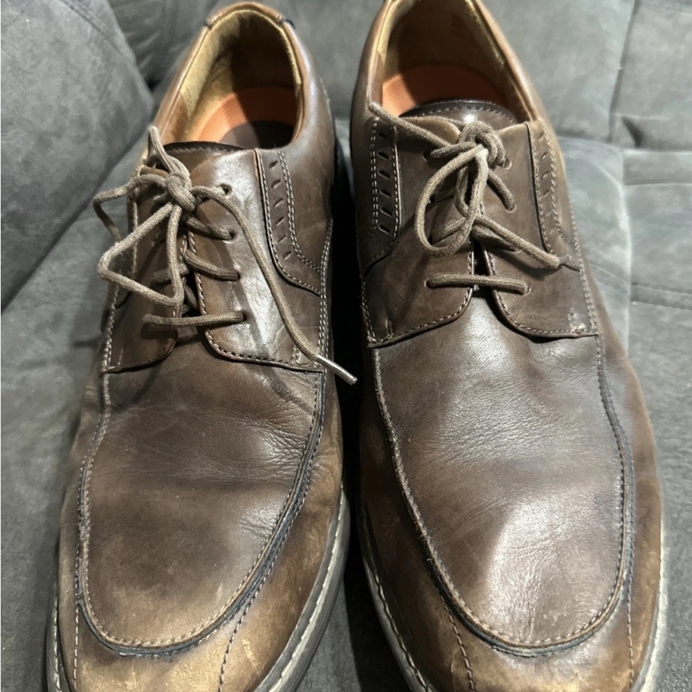 Clarks Brown Leather Derby Oxfords with Classic Design